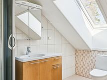 Yläkerran kylpyhuone