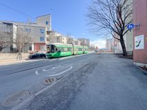 Raitiovaunu 10 liikennöi kotioven edestä ja Huopalahden juna-asema sijaitsee 1,5 km päässä.