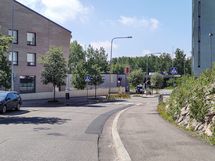 Lähikaupan vieressä on myös lähimmät bussipysäkit.