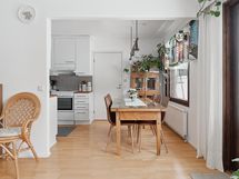Näkymä olohuoneesta ruokailutilaan