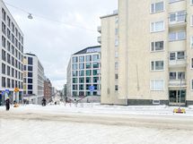 Metrolle matkaa on n. 100m ja monipuoliset ja kattavat palvelut löytyvät mm. läheisestä Ympyrätalon