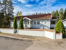 Talo on korkealle paikalle perustettu.