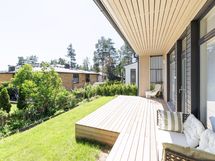 Terassi ja takapihaa