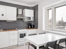 Kompaktiin keittiöön mahtuu pieni ruokapöytä.