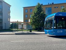 Bussit kulkevat lähistöltä tihein vuorovälein. Huopalahden juna-asema n.1km päässä.