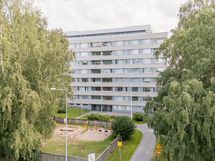 Talon edessä on leikkipaikka lapsille