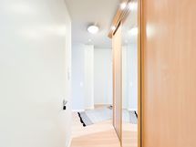 Eteisessä on kaappitilaa.