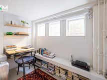 Työtila eristetty lasiseinällä.