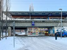 Louhelan asema on parin minuutin kävelymatkan päässä.