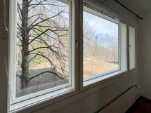 Makuuhuoneen näkymät ovat rauhalliset.