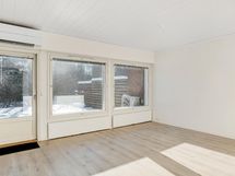 Olohuone on iso ja ikkunasta kaunis näkymä omalle pihalle ja luontoon.