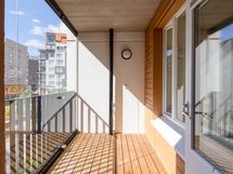 Iso lasitettu parveke etelän suuntaan