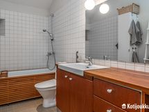 Yläkerran kylpyhuone