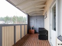 Yläkerran parveke, jonne käynti isosta makuuhuoneesta