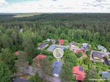 Lähin leikkipaikka ja puisto n. 200 m.