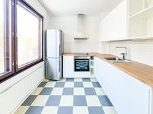 Ruokaryhmä mahtuu ikkunan ääreen.