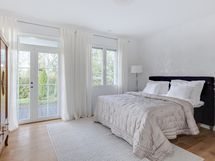 Päämakuuhuoneestakin on kulku terassille/ Utgång till terrassen också fr. huvudsovrum