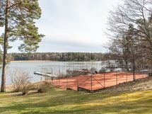 Yhtiön ranta ja tenniskenttä