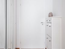 Tilava eteinen runsaalla säilytystilalla.