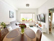 Asuntoon mahtuu mainiosti ruokaryhmä ja sohvakalusto.