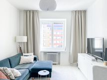 Asunnon olo- ja makuuhuone on upean valoisa.