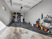 Autotalli talon päädyssä - Garage i husgaveln