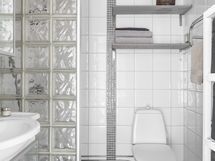 Toinen kylpyhu0one & wc