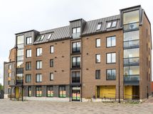 Taloyhtiön julkisivu Kauppiaankadun puolelta. Esteetön sisäänkäynti talon oikeasta kulmasta