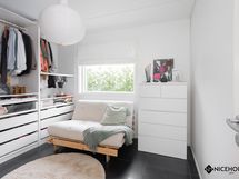 Toinen makuuhuone toimii tällä hetkellä vierashuoneena ja vaatehuoneena.