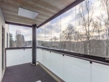 Tilava lasitettu parveke