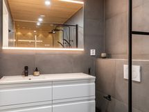 Kylpyhuoneen yhteydessä on asunnon toinen seinä-wc, valopeili ja allaskaapisto