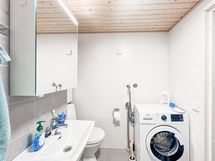 Kylpyhuoneessa on pyykinpesukone valmiina asukkaan käyttöön.