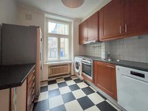 Keittiössä on astianpesukone, pyykinpesukone, iso jääkaappi-pakasti ja runsaat säilytystilat.