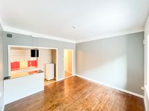 Huoneessa on hyvinvarustettu avokeittiö.