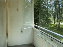 Lasitetulta parvekkeelta näkyvät sisäpihalle