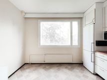 Keittiöön mahtuu hyvin suurempikin ruokapöytä.