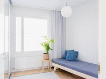Pienemmässä huoneessa koko seinällinen kaappitilaa
