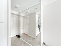 Eteisen peilikaappi tarjoaa hyvin säilytystilaa.