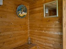 Taloyhtiön pihasaunan pukuhuone.