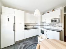 Keittiö on hyvän kokoinen ja sen edustalle mahtuu ruokailuryhmä.