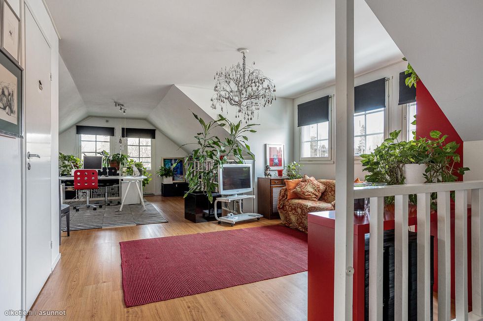 Yläkerrassa avara valoisa tila ja mh