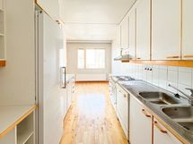 Tässä keittiössä on hyvin kaappitilaa ja laskutilaa.