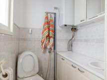 Piharakennuksessa on oma wc.