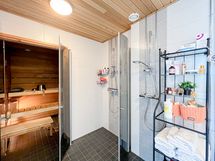 Tilavan kylpyhuoneen yhteydessä on oma sauna. Pesutornille on tilaa.