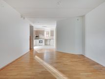 Olohuone keittiön suuntaan