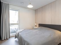 Ensimmäinen makuuhuone etupihan puolella