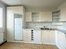 Keittiössä on runsaasti kaappitilaa ja laskutilaa. Ruokapöytäkin mahtuu ikkunan ääreen