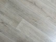 Huoneessa on vaalea laminaattilattia.