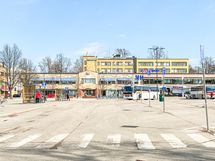 Torin ympäristössä on paitsi bussiterminaali myös paljon kauppoja, kahviloita sekä puistoalueita.