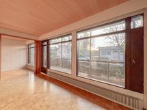 Isoista ikkunoista tulvii luonnonvaloa.